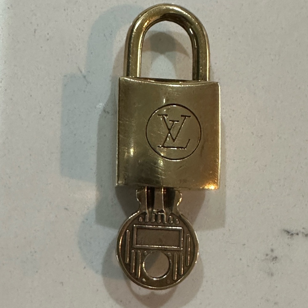 Louis Vuitton lock & Key Vintage #228